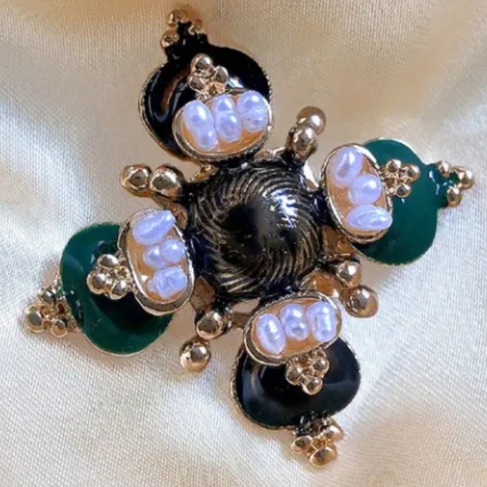 Small Elegant Green and Gold Vintage Style Brooch